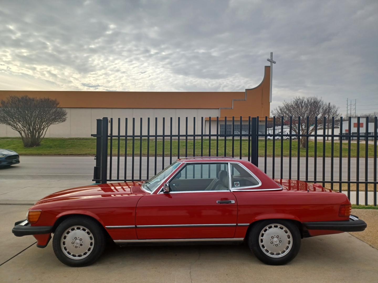 1989 RED /TAN, LEATHER Mercedes-Benz 560 SL coupe (WDBBA48D2KA) with an 5.6L V8 SOHC 16V engine, 4-Speed Automatic transmission, located at 2001 E. Lancaster, Ft. Worth, 76103, (817) 336-7000, 32.746181, -97.301018 - Photo#0